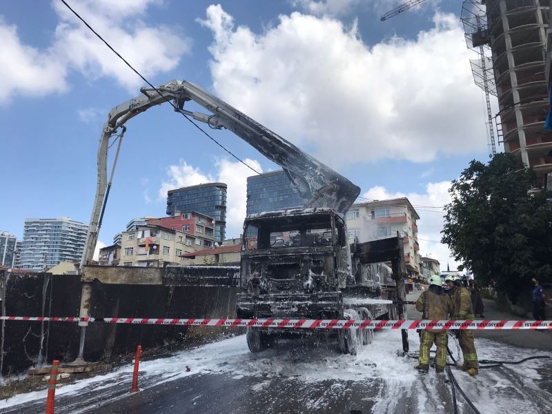 Kadıköy’de beton pompası alev alev yandı
