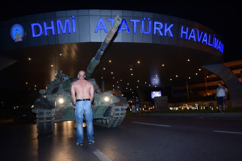 Darbe girişimde tankın önüne yattığı fotoğrafla tanınan Metin Doğan, o geceyi anlattı
