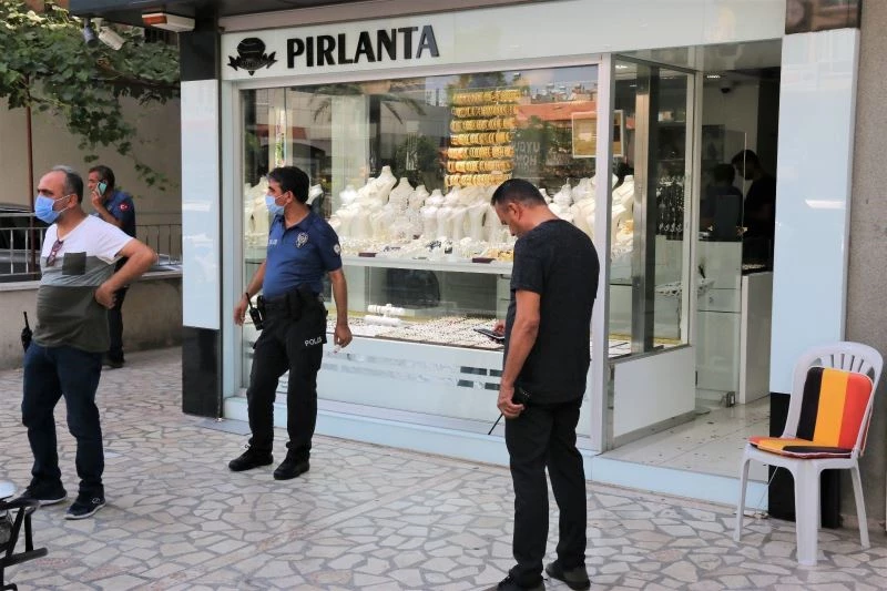 Kuyumcunun iyi niyetinden faydalanıp, bıçak zoru ile gasp etmek istedi
