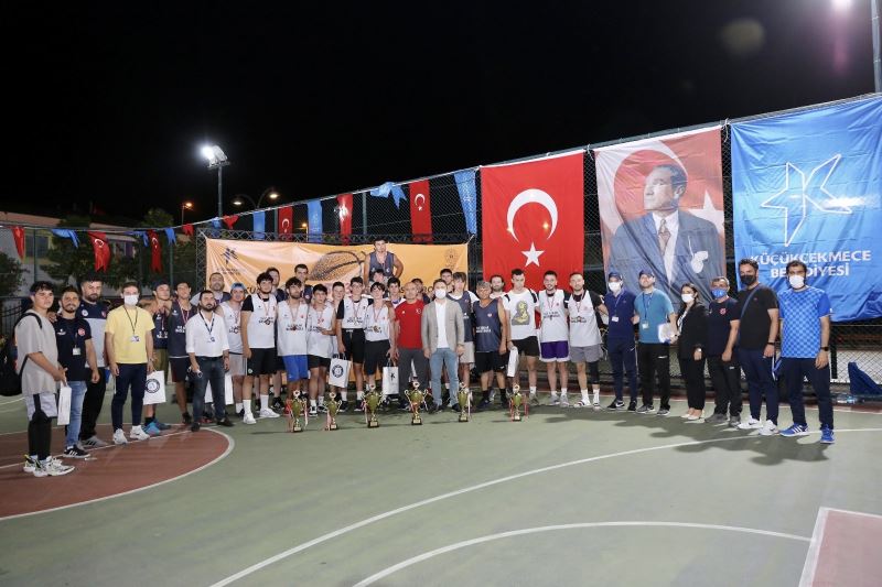 Küçükçekmece’deki 3’e 3 sokak basketbolu turnuvalarında kıyasıya rekabet
