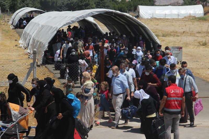 Suriyelilerin vatan hasreti sıcaklık dinlemiyor
