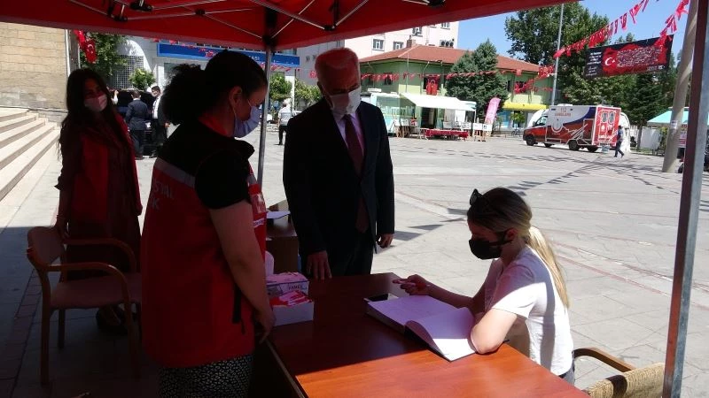 Isparta’da vatandaşlar 15 Temmuz’la ilgili duygularını anı defterine aktarıyor
