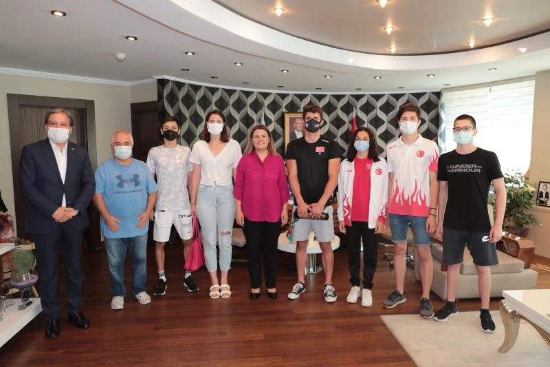 Hürriyet, şampiyon yüzücüleri ağırladı
