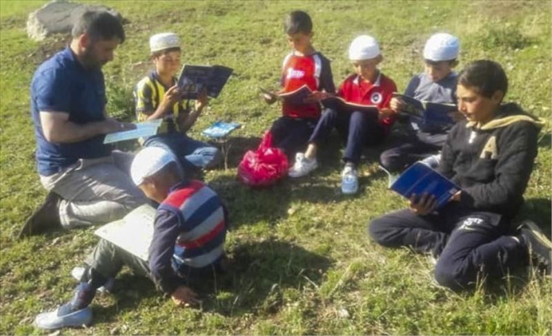 Kuran öğretmek için her Gün 20 kilometre yol gidiyor
