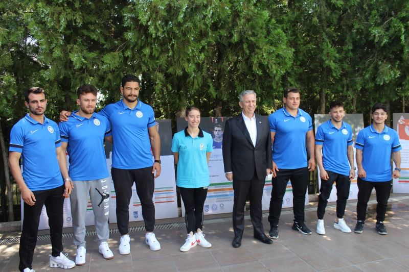 Ankara Büyükşehir Belediye Başkanı Yavaş, milli sporcularla bir araya geldi
