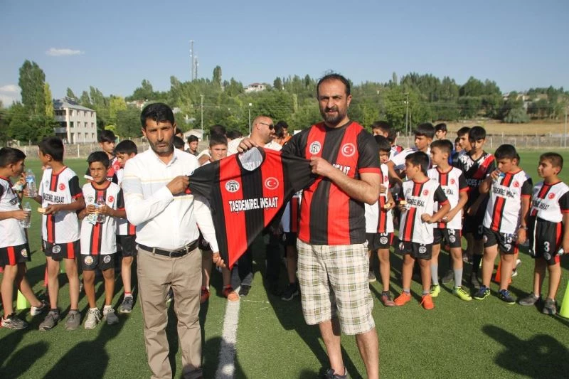 Malazgirtli gençlere forma desteği
