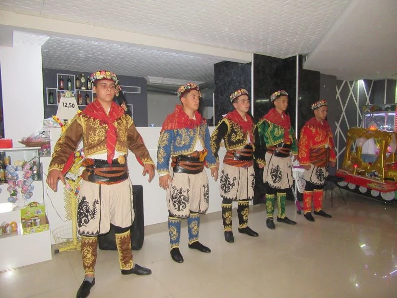 Öğrendikleri yöresel halk oyunlarını ailelerine sergilediler
