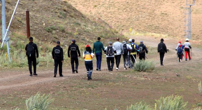 15 Temmuz Demokrasi Şehitlerini anmak için 2 bin 810 metre yüksekliğe tırmandılar
