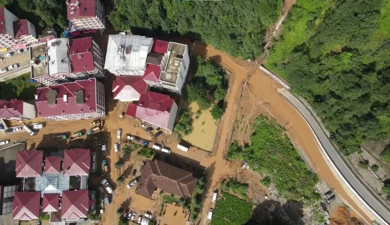 Güneysu’da moloz yığınların altında kalan araçlar çıkartılıyor
