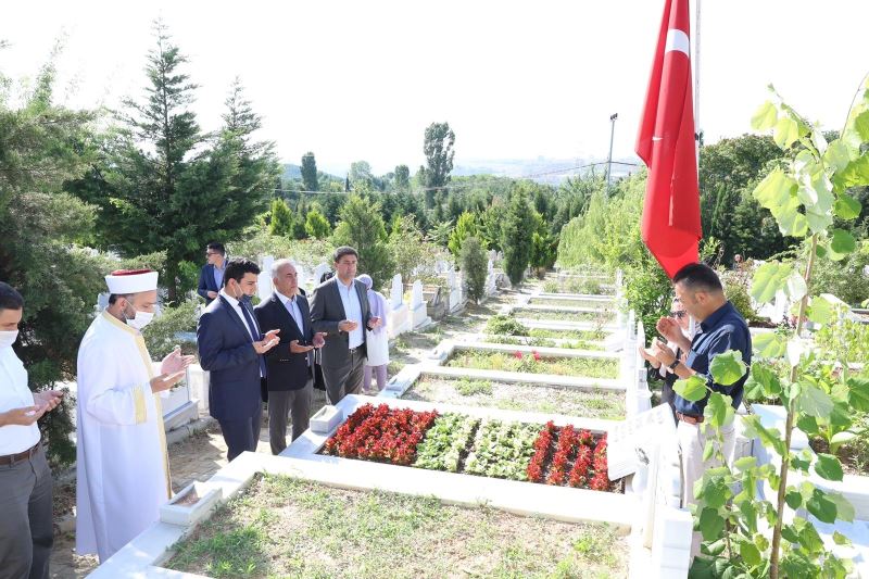 Başkan Dursun, 15 Temmuz şehitlerinin kabirlerini ziyaret ederek dua etti
