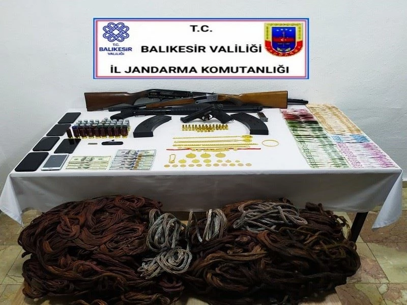 Balıkesir’de soymadık ev bırakmayan 12 hırsızlık şüphelisine operasyon
