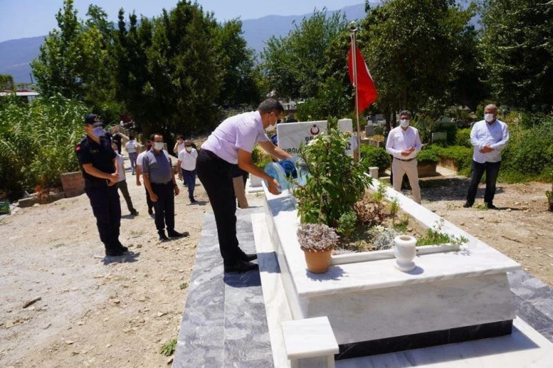 Finike’de şehitlikler ziyaret edildi
