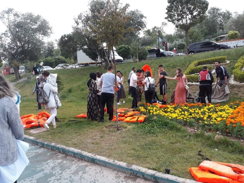 Van Gölü’nde karaya oturan teknedeki yolcular büyük korku yaşadı
