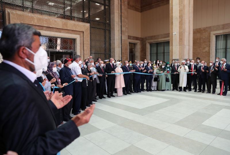 Cumhurbaşkanı Erdoğan: ”Millete silah çekenin, milletin kanını dökenin, milletin bayrağına ve ezanına göz dikenin, milletin geleceğini karartmaya kalkanın affı da olmaz müsamahası da olmaz