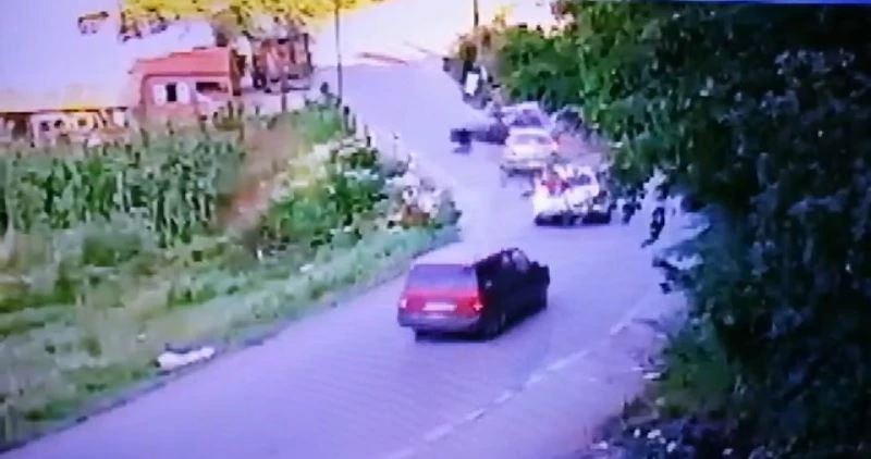 Otomobilin pat pata çarpma anı güvenlik kamerasında
