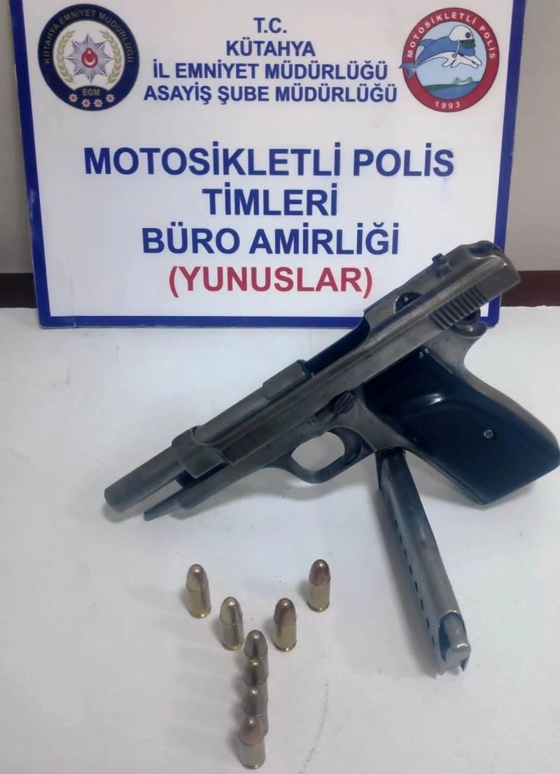 Kütahya’da ruhsatsız tabanca ve kurusıkı tabanca ele geçirildi
