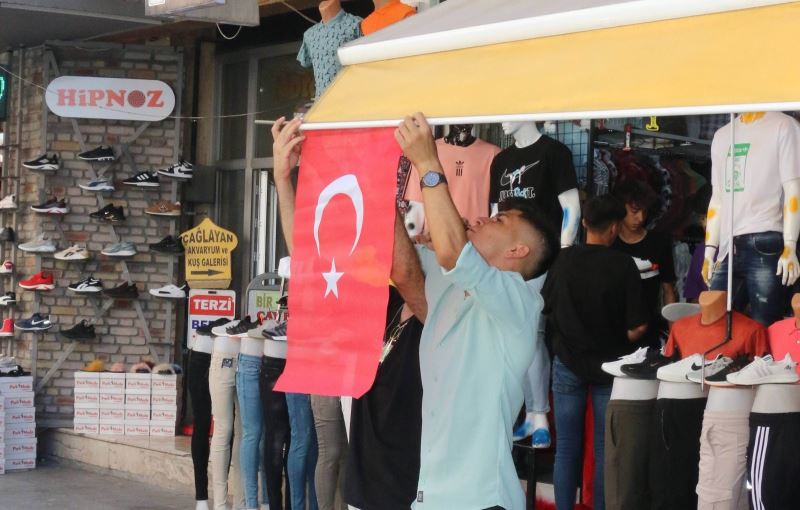 Konyalı esnaflara Türk bayrağı dağıtıldı
