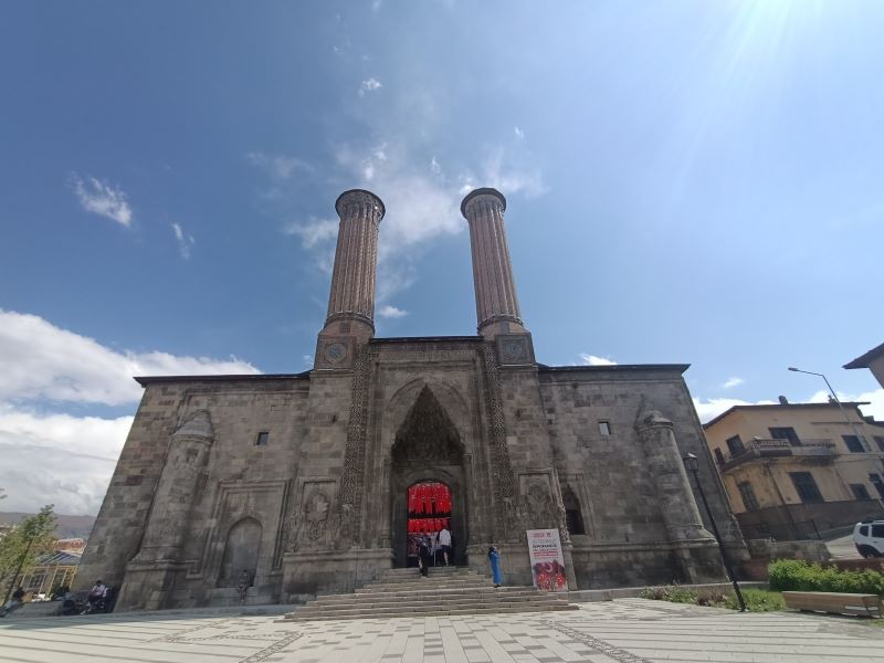 350 yıllık Çifte Minareli Medrese kapılarını Vakıf Eserleri Müzesi olarak tekrar açtı
