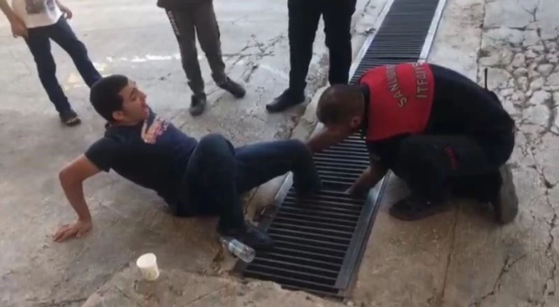 Ayağı mazgala sıkışan genci itfaiye kurtardı
