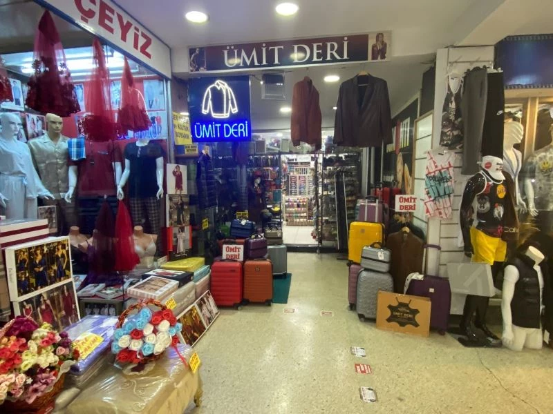 3 kişi mağazadan 400 TL değerindeki deri çantayı çaldı
