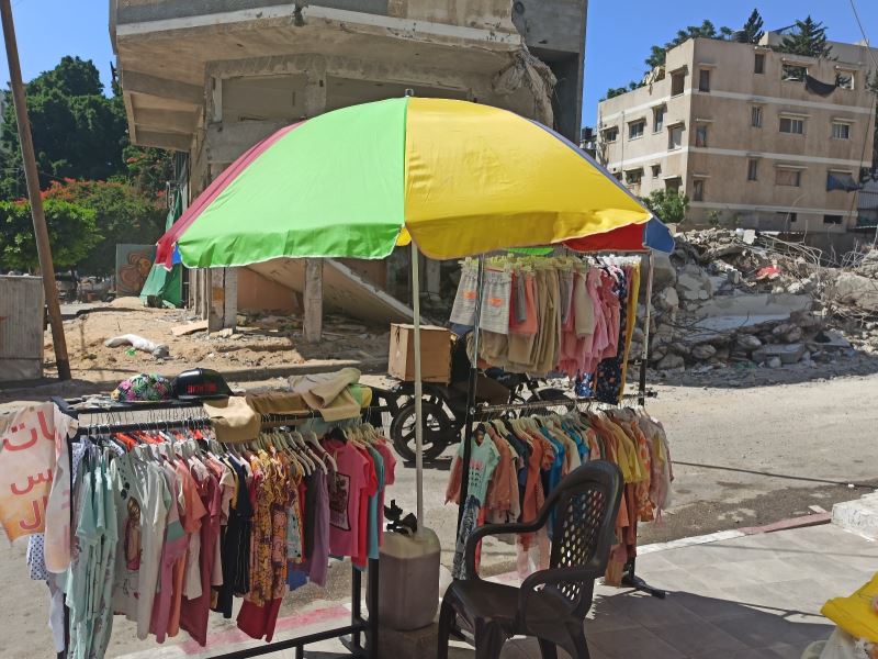 Gazzeli esnaf, bayram öncesi satışlarına mağazalarının yıkıntıları önünde başladı
