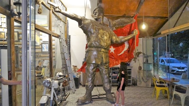 15 Temmuz kahramanı Ömer Halisdemir’in heykeli dikkat çekiyor
