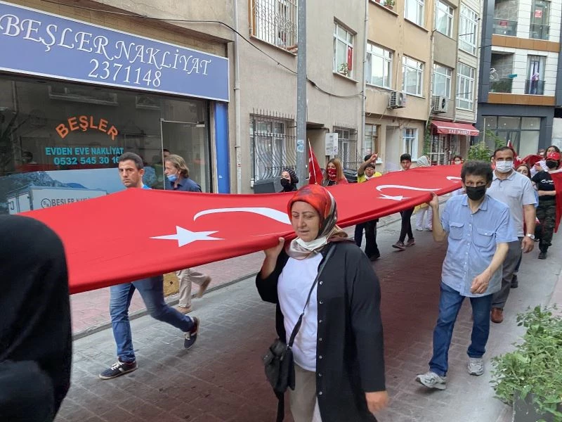 Beyoğlu’nda 250 metrelik bayrağın altında yaklaşık bin kişi yürüdü
