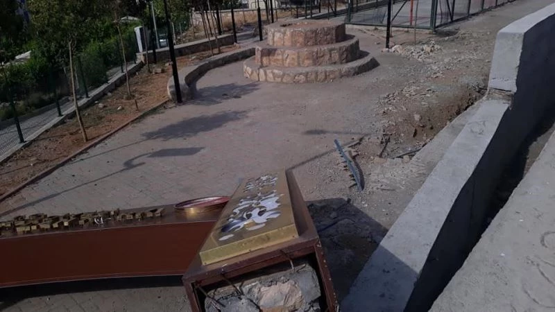 Kulp’ta şiddetli rüzgar park tabelasını devirdi
