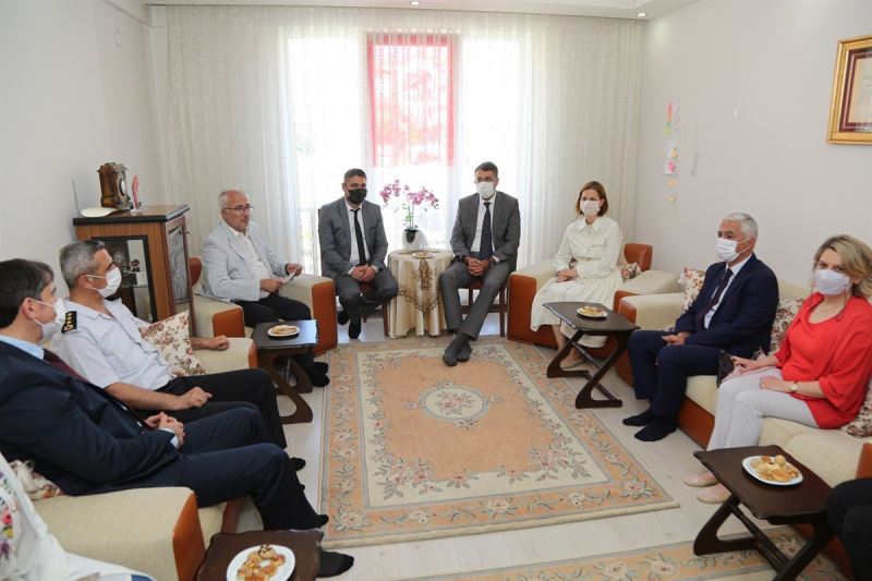 Vali Ali Çelik ile eşi Nezihe Çelik, kahraman gazileri yalnız bırakmadı
