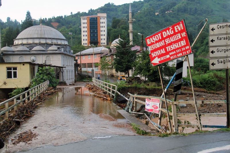 Rize’nin Çayeli ilçesinde selin bıraktığı tahribat gün ağarınca ortaya çıktı
