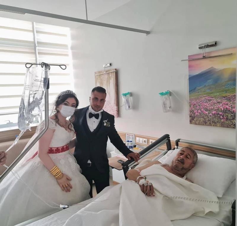 Düğün günü hastalanan babalarını gelinlik ve damatlıkla ziyaret ettiler
