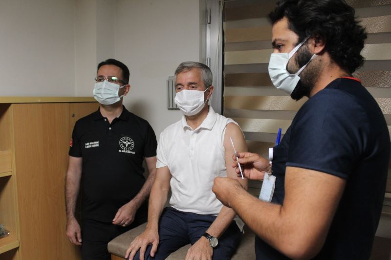 3’üncü doz aşısını yaptıran Gaziantep İl Sağlık Müdürü Tiryaki: “Aşıdan başka çözüm yok”
