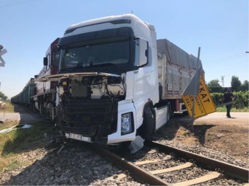 Manisa’da tren tıra çarptı, kimsenin burnu kanamadı
