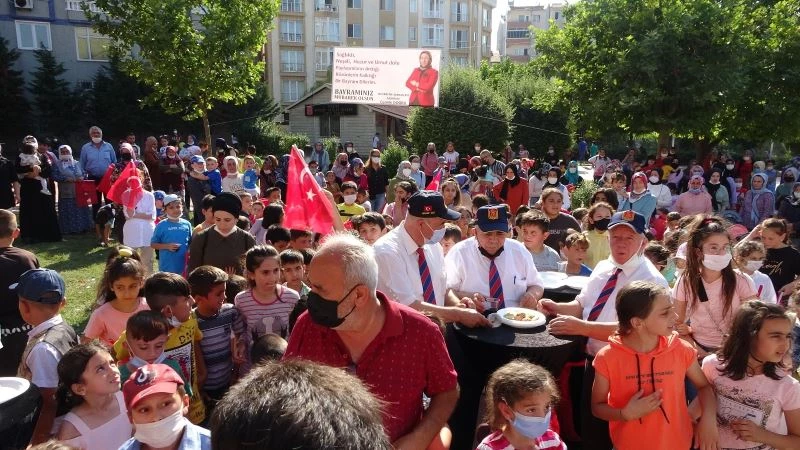 Mahalle muhtarından yüzlerce çocuğa bayram şenliği
