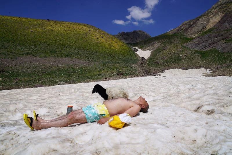 Sanatçı Aydın Aydın Cilo-Sat Dağları’nda kar ve çamur banyosu yaptı
