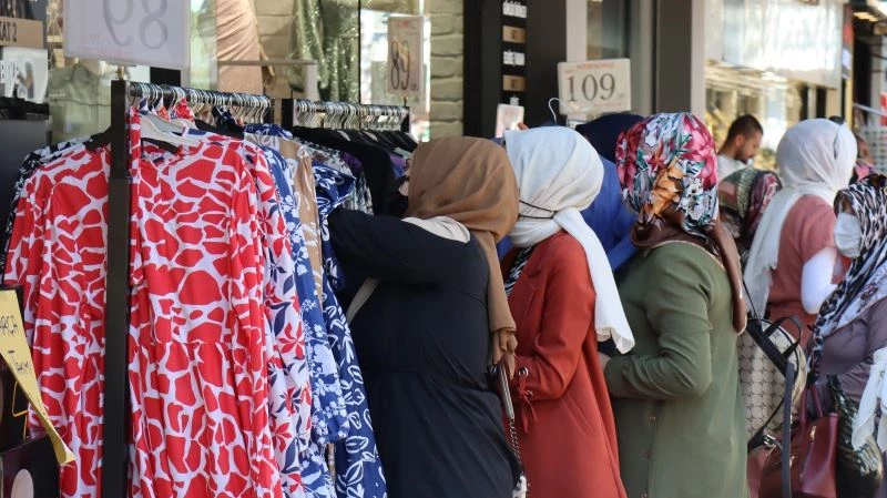 Kısıtlamasız ilk bayramı iple çekenler alışverişe koştu
