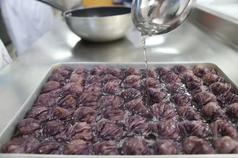 Kadınlar bayram öncesi ‘mor gülzade’ tatlısında talebe yetişemiyor
