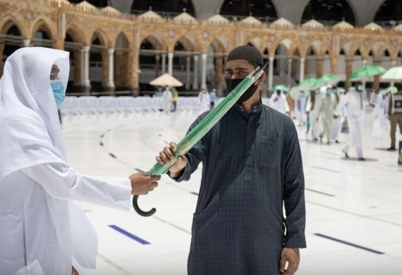 Mescid-i Haram’da ibadet edenlere ve işçilere 12 bin şemsiye dağıtıldı
