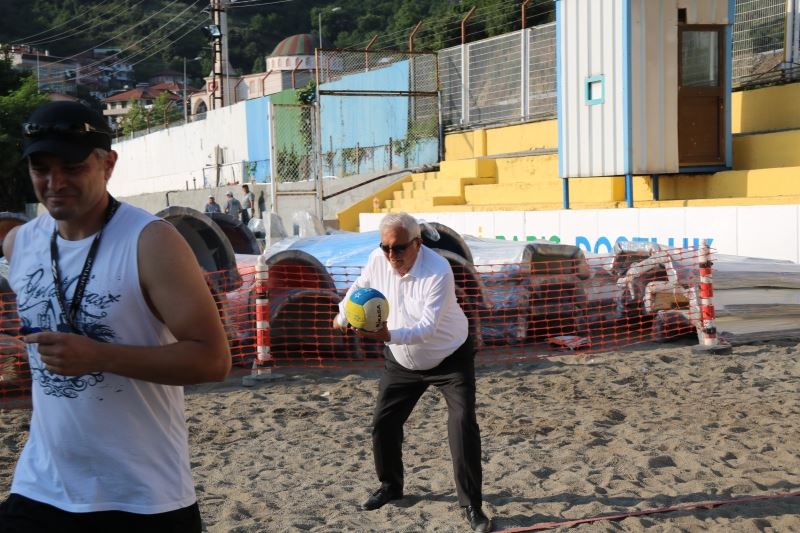 Barış Plajı’nda deniz voleybolu start aldı
