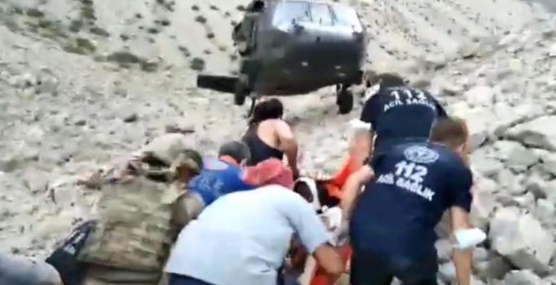 Ayı saldırması sonucu yaralanan turist askeri helikopterle hastaneye kaldırıldı
