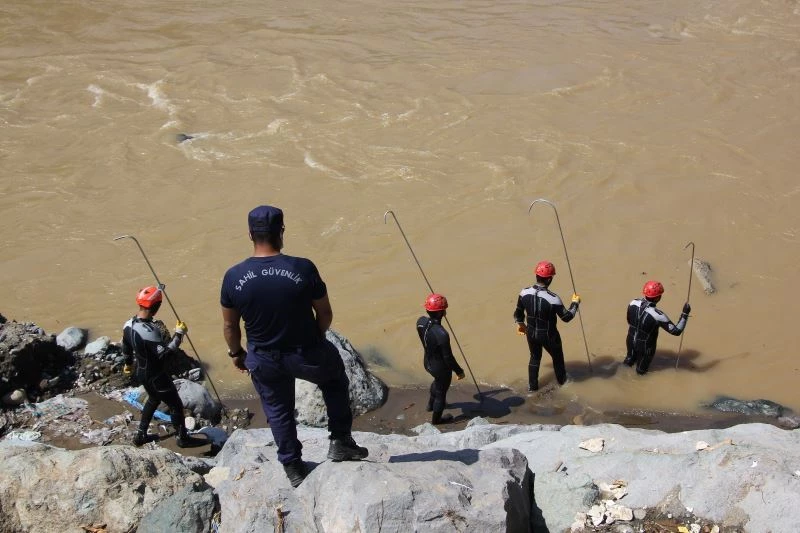Rize’de yaşanan sel sonrası Güneysu Deresi’nde kayıp arama çalışmaları devam ediyor
