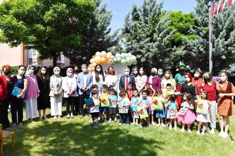 İlk öğrenciler karne ve diplomalarını aldı
