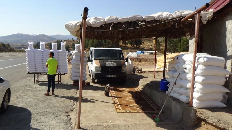 Asırlardır kayalardan elde ettikleri tuzla geçimlerini sağlıyorlar
