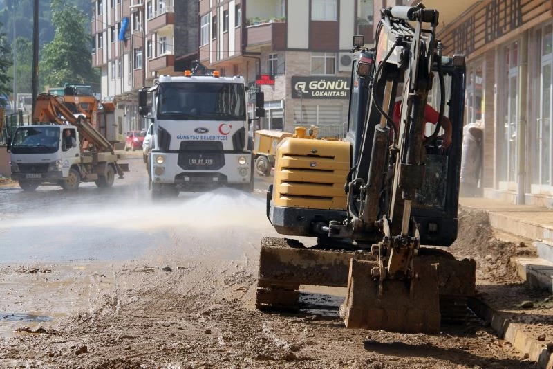 Selin vurduğu Güneysu’da temizlik çalışmaları devam ediyor
