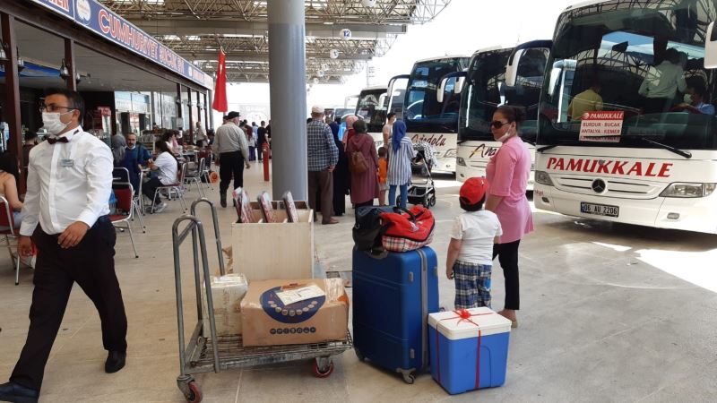 Otobüs terminalinde bayram yoğunluğu
