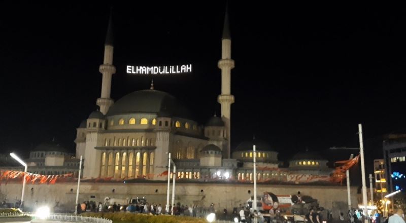 15 Temmuz’un yıldönümü dolayısıyla İstanbul’da camilerde sela okundu
