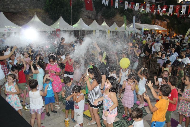 Alanya’da 40 derece sıcağın altında kar yağdırdılar
