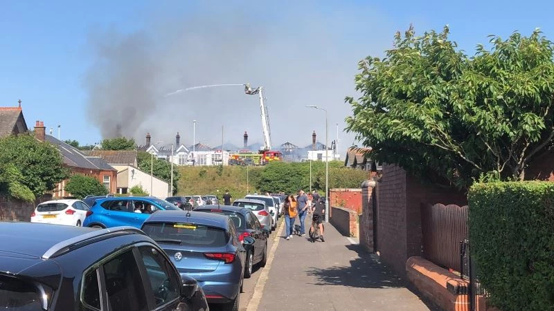 İskoçya’da tren istasyonunda çıkan yangın seferleri iptal ettirdi
