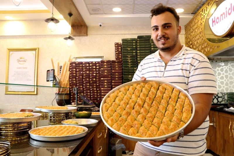 Kurban Bayramı öncesi baklava ustalarının mesaisi başladı
