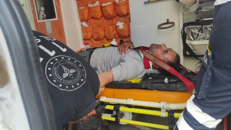 İçecek yüklü kamyonunun freni patladı, araçta sıkışan şoförün parmağı koptu
